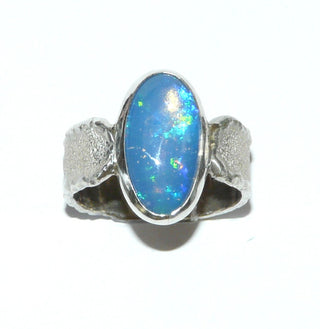 Handgefertigtes Einzelstück, Unikat, breiter Opal-Ring aus 925 Silber mit einem blau-grün schillernden, australischen Jelly-Opal als lang-ovaler Cabochon, strukturierte, mattgeschlagene, massive Ringschiene mit polierten Kanten, Ringweite ca. 62 -	Unikatschmuck nur erhältlich im Onlineshop von Juwelier & Goldschmiede Danilo! 