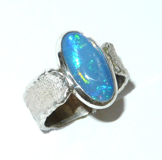 Handgefertigtes Einzelstück, Unikat, breiter Opal-Ring aus 925 Silber mit einem blau-grün schillernden, australischen Jelly-Opal als lang-ovaler Cabochon, strukturierte, mattgeschlagene, massive Ringschiene mit polierten Kanten, Ringweite ca. 62 -	Unikatschmuck nur erhältlich im Onlineshop von Juwelier & Goldschmiede Danilo! 
