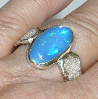 Handgefertigtes Einzelstück, Unikat, breiter Opal-Ring aus 925 Silber mit einem blau-grün schillernden, australischen Jelly-Opal als lang-ovaler Cabochon, strukturierte, mattgeschlagene, massive Ringschiene mit polierten Kanten, Ringweite ca. 62 -	Unikatschmuck nur erhältlich im Onlineshop von Juwelier & Goldschmiede Danilo! 
