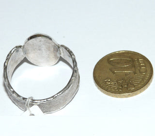 Handgefertigtes Einzelstück, Unikat, breiter Opal-Ring aus 925 Silber mit einem blau-grün schillernden, australischen Jelly-Opal als lang-ovaler Cabochon, strukturierte, mattgeschlagene, massive Ringschiene mit polierten Kanten, Ringweite ca. 62 -	Unikatschmuck nur erhältlich im Onlineshop von Juwelier & Goldschmiede Danilo! 