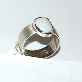 Handgefertigtes Einzelstück, Unikatring, breiter Opal-Ring aus 925 Silber mit einem weißen, australischen Opal als Cabochon in Freeform, der in allen Farben schillert, seidenmatte Ringschiene, Ringweite 58 -	Handgefertigter Schmuck nur erhältlich bei www.danilogold-shop.de 