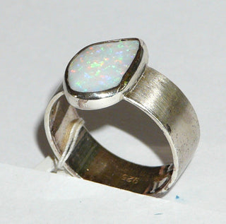 Handgefertigtes Einzelstück, Unikatring, breiter Opal-Ring aus 925 Silber mit einem weißen, australischen Opal als Cabochon in Freeform, der in allen Farben schillert, seidenmatte Ringschiene, Ringweite 58 -	Handgefertigter Schmuck nur erhältlich bei www.danilogold-shop.de 
