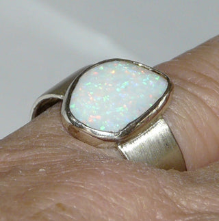 Handgefertigtes Einzelstück, Unikatring, breiter Opal-Ring aus 925 Silber mit einem weißen, australischen Opal als Cabochon in Freeform, der in allen Farben schillert, seidenmatte Ringschiene, Ringweite 58 -	Handgefertigter Schmuck nur erhältlich bei www.danilogold-shop.de 