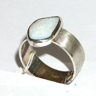Handgefertigtes Einzelstück, Unikatring, breiter Opal-Ring aus 925 Silber mit einem weißen, australischen Opal als Cabochon in Freeform, der in allen Farben pastellig schillert, seidenmatte Ringschiene, Ringweite 58 - Handgefertigter Schmuck nur erhältlich bei www.danilogold-shop.de 