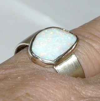 Handgefertigtes Einzelstück, Unikatring, breiter Opal-Ring aus 925 Silber mit einem weißen, australischen Opal als Cabochon in Freeform, der in allen Farben pastellig schillert, seidenmatte Ringschiene, Ringweite 58 - Handgefertigter Schmuck nur erhältlich bei www.danilogold-shop.de 