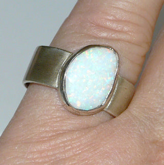 Handgefertigtes Einzelstück, Unikatring, breiter Opal-Ring aus 925 Silber mit einem weißen, australischen Opal als Cabochon in Freeform, der in allen Farben pastellig schillert, seidenmatte Ringschiene, Ringweite 58 - Handgefertigter Schmuck nur erhältlich bei www.danilogold-shop.de 