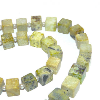 Einzelstück, handgefädeltes Unikat-Chitacollier aus olivgrün-gelber Chita-Jade / Werdit mit dunklen Einschlüssen aus Chromit, Würfel 8,5 x 8,5mm & Mini-Süßwasserperlen von 3,2 mm, Länge 49cm, Karabiner Metall, auf Stahlseide flexibel aufgefädelt - Goldschmiede Danilo