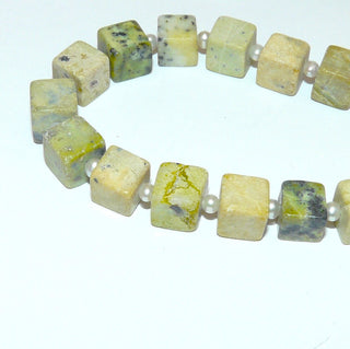 Einzelstück, handgefädeltes Unikat-Chitacollier aus olivgrün-gelber Chita-Jade / Werdit mit dunklen Einschlüssen aus Chromit, Würfel 8,5 x 8,5mm & Mini-Süßwasserperlen von 3,2 mm, Länge 49cm, Karabiner Metall, auf Stahlseide flexibel aufgefädelt - Goldschmiede Danilo