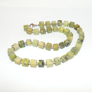 Einzelstück, handgefädeltes Unikat-Chitacollier aus olivgrün-gelber Chita-Jade / Werdit mit dunklen Einschlüssen aus Chromit, Würfel 8,5 x 8,5mm & Mini-Süßwasserperlen von 3,2 mm, Länge 49cm, Karabiner Metall, auf Stahlseide flexibel aufgefädelt - Goldschmiede Danilo