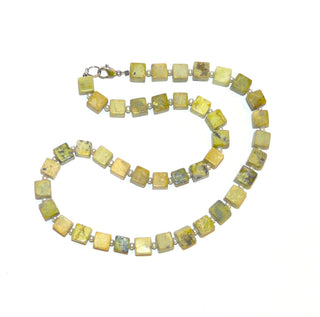 Einzelstück, handgefädeltes Unikat-Chitacollier aus olivgrün-gelber Chita-Jade / Werdit mit dunklen Einschlüssen aus Chromit, Würfel 8,5 x 8,5mm & Mini-Süßwasserperlen von 3,2 mm, Länge 49cm, Karabiner Metall, auf Stahlseide flexibel aufgefädelt - Goldschmiede Danilo
