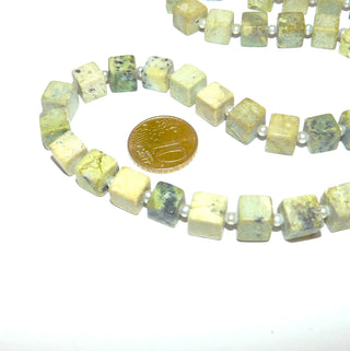 Einzelstück, handgefädeltes Unikat-Chitacollier aus olivgrün-gelber Chita-Jade / Werdit mit dunklen Einschlüssen aus Chromit, Würfel 8,5 x 8,5mm & Mini-Süßwasserperlen von 3,2 mm, Länge 49cm, Karabiner Metall, auf Stahlseide flexibel aufgefädelt - Goldschmiede Danilo