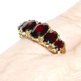 antikes Einzelstück, Viktorianischer Granatring aus 375 Gold, 5 ovale Granate im& Größenverlauf in Krappenfassungen, Granate in einer Reihe quer nebeneinander, Ringweite 55,5, "Graduated-Five-Stone", "Half-Hoop-Ring" Viktorianisch Birmingham 1878 - Goldschmiede Danilo