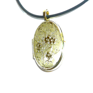romantisches Einzelstück,, Vintage-Medaillon für 2 Fotos in ovaler Form, Rückseite seidenmatt, Vorderseite strahlend matt mit 4 polierten gravierten Blüten + Stielen aus 333 Gold, um 1980 -	Vintage-Schmuck nur im Onlineshop von danilogold!