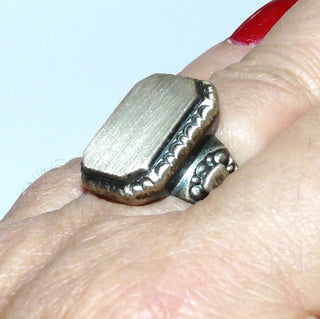 Vintage-Einzelstück 835 Silberring, Herrenring, 8-Eck Siegelring, eckige Gravurplatte, seidenmatt & in den Tiefen geschwärzt, Halbkreis-Ornamente im Spiegel, massiver Ringkopf, Ringweite 58,5, Art Deco um 1935 - Goldschmiede Danilo