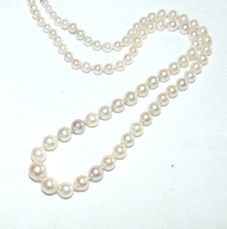 Einzelstück, Vintage-Akoja-Perlenkette, weiß mit einigen zart grauen Perlen dazwischen, geknotet, rund gerfomt, sehr schöner Glanz, Gesamtlänge 50 cm, von 3,9 mm auf 7,8 mm Durchmesser, Verschluß Silber, um 1950 -	Unikate und Pretiosen nur erhältlich im Onlineshop der Goldschmiede Danilo!