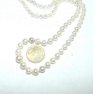 Einzelstück, Vintage-Akoja-Perlenkette, weiß mit einigen zart grauen Perlen dazwischen, geknotet, rund gerfomt, sehr schöner Glanz, Gesamtlänge 50 cm, von 3,9 mm auf 7,8 mm Durchmesser, Verschluß Silber, um 1950 -	Unikate und Pretiosen nur erhältlich im Onlineshop der Goldschmiede Danilo!