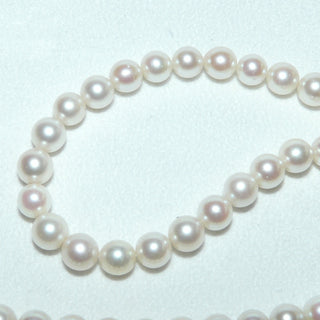 Einzelstück, Vintage-Akoja-Perlenkette, zart creme-rosé, geknotet, baroque gerfomt, sehr schöner Glanz, Gesamtlänge 51 cm, 9-9,5 mm Durchmesser, Verschluß Silber, um 1970 - Unikate und Pretiosen nur erhältlich im Onlineshop der Goldschmiede Danilo! 