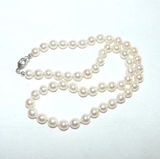 Einzelstück, Akoja-Perlenkette, creme-weiß mit rosé-Touch, geknotet, rund geformt, sehr schöner Glanz, Gesamtlänge 45 cm, 7,1 mm -7,5 mm Durchmesser, Karabiner-Verschluß aus Silber, um 1970 -	Einzelstücke nur erhältlich bei www.danilogold-shop.de