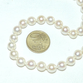 Einzelstück, Akoja-Perlenkette, creme-weiß mit rosé-Touch, geknotet, rund geformt, sehr schöner Glanz, Gesamtlänge 45 cm, 7,1 mm -7,5 mm Durchmesser, Karabiner-Verschluß aus Silber, um 1970 -	Einzelstücke nur erhältlich bei www.danilogold-shop.de