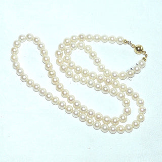 Einzelstück, Vintage-Akoja-Perlenkette, ganz zart cremeweiß, ungeknotet, rund, schöner Glanz, Gesamtlänge 61 cm, 6,6-6,9 mm Durchmesser, Magnet-Verschluß Gold-Doublé um 1970 -	Unikatschmuck nur erhältlich im Onlineshop von Juwelier & Goldschmiede Danilo! 