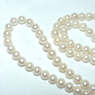 Einzelstück, Vintage-Akoja-Perlenkette, ganz zart cremeweiß, ungeknotet, rund, schöner Glanz, Gesamtlänge 61 cm, 6,6-6,9 mm Durchmesser, Magnet-Verschluß Gold-Doublé um 1970 -	Unikatschmuck nur erhältlich im Onlineshop von Juwelier & Goldschmiede Danilo! 