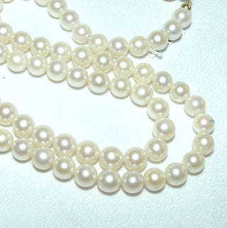 Einzelstück, Vintage-Akoja-Perlenkette, ganz zart cremeweiß, ungeknotet, rund, schöner Glanz, Gesamtlänge 61 cm, 6,6-6,9 mm Durchmesser, Magnet-Verschluß Gold-Doublé um 1970 -	Unikatschmuck nur erhältlich im Onlineshop von Juwelier & Goldschmiede Danilo! 