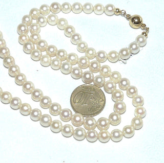 Einzelstück, Vintage-Akoja-Perlenkette, ganz zart cremeweiß, ungeknotet, rund, schöner Glanz, Gesamtlänge 61 cm, 6,6-6,9 mm Durchmesser, Magnet-Verschluß Gold-Doublé um 1970 -	Unikatschmuck nur erhältlich im Onlineshop von Juwelier & Goldschmiede Danilo! 