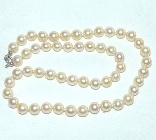 Einzelstück, Vintage-Perlenkette, goldfarben, geknotet, rund, sehr schöner Glanz, Gesamtlänge 45 cm, 7,2-7,5 mm Durchmesser, Verschluß aus Silber, um 1970 -	Einzelstücke nur erhältlich bei www.danilogold-shop.de