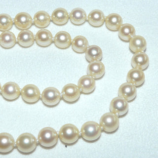 Einzelstück, Vintage-Perlenkette, goldfarben, geknotet, rund, sehr schöner Glanz, Gesamtlänge 45 cm, 7,2-7,5 mm Durchmesser, Verschluß aus Silber, um 1970 -	Einzelstücke nur erhältlich bei www.danilogold-shop.de