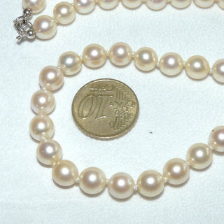 Einzelstück, Vintage-Perlenkette, goldfarben, geknotet, rund, sehr schöner Glanz, Gesamtlänge 45 cm, 7,2-7,5 mm Durchmesser, Verschluß aus Silber, um 1970 -	Einzelstücke nur erhältlich bei www.danilogold-shop.de