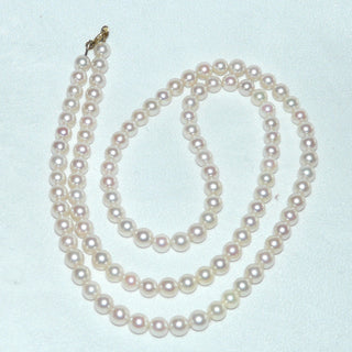 Einzelstück, Akoja-Perlenkette, leicht rosé, ungeknotet, rund geformt, sehr schöner Glanz, Gesamtlänge 68 cm, 6,3-6,5 mm Durchmesser, Verschluß aus Gold-Doublé, um 1980 -	Nur erhältlich bei www.danilogold-shop.de