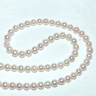 Einzelstück, Akoja-Perlenkette, leicht rosé, ungeknotet, rund geformt, sehr schöner Glanz, Gesamtlänge 68 cm, 6,3-6,5 mm Durchmesser, Verschluß aus Gold-Doublé, um 1980 -	Nur erhältlich bei www.danilogold-shop.de