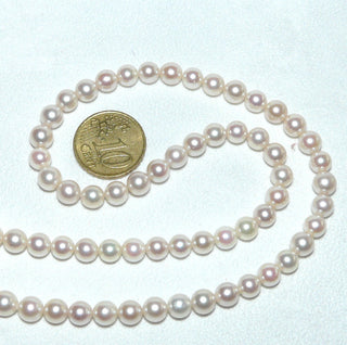 Einzelstück, Akoja-Perlenkette, leicht rosé, ungeknotet, rund geformt, sehr schöner Glanz, Gesamtlänge 68 cm, 6,3-6,5 mm Durchmesser, Verschluß aus Gold-Doublé, um 1980 -	Nur erhältlich bei www.danilogold-shop.de