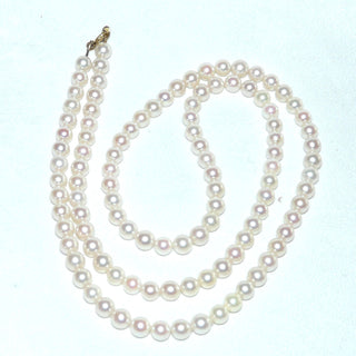 Einzelstück, Akoja-Zuchtperlenkette, Salzwasserperlen, leicht rosé / Aurora-Effekt, ungeknotet, rund geformt, sehr schöner Glanz, Gesamtlänge 68 cm, 6,3-6,5 mm Durchmesser, Verschluß aus Gold-Doublé, um 1980 - Nur erhältlich bei www.danilogold-shop.de