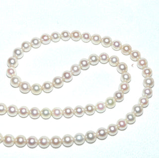 Einzelstück, Akoja-Zuchtperlenkette, Salzwasserperlen, leicht rosé / Aurora-Effekt, ungeknotet, rund geformt, sehr schöner Glanz, Gesamtlänge 68 cm, 6,3-6,5 mm Durchmesser, Verschluß aus Gold-Doublé, um 1980 - Nur erhältlich bei www.danilogold-shop.de