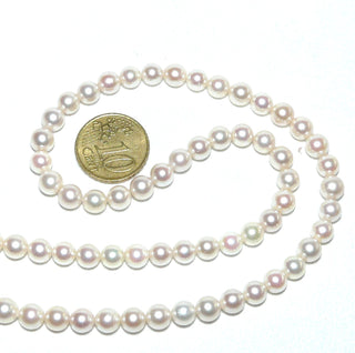 Einzelstück, Akoja-Zuchtperlenkette, Salzwasserperlen, leicht rosé / Aurora-Effekt, ungeknotet, rund geformt, sehr schöner Glanz, Gesamtlänge 68 cm, 6,3-6,5 mm Durchmesser, Verschluß aus Gold-Doublé, um 1980 - Nur erhältlich bei www.danilogold-shop.de