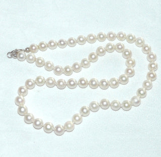 handgeknüpftes Einzelstück, Akoja-Perlenkette, weiß, leicht rosé, geknotet, rund geformt, schöner Glanz, Gesamtlänge 47 cm, 7,2 mm Durchmesser, Karabiner-Verschluß aus Silber, um 1980 -	Nur erhältlich im Onlineshop von Juwelier & Goldschmiede Danilo!