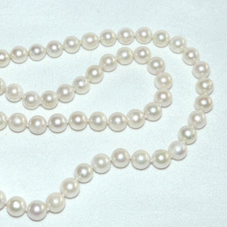 handgeknüpftes Einzelstück, Akoja-Perlenkette, weiß, leicht rosé, geknotet, rund geformt, schöner Glanz, Gesamtlänge 47 cm, 7,2 mm Durchmesser, Karabiner-Verschluß aus Silber, um 1980 -	Nur erhältlich im Onlineshop von Juwelier & Goldschmiede Danilo!