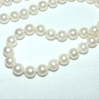 handgeknüpftes Einzelstück, Akoja-Perlenkette, weiß, leicht rosé, geknotet, rund geformt, schöner Glanz, Gesamtlänge 47 cm, 7,2 mm Durchmesser, Karabiner-Verschluß aus Silber, um 1980 -	Nur erhältlich im Onlineshop von Juwelier & Goldschmiede Danilo!