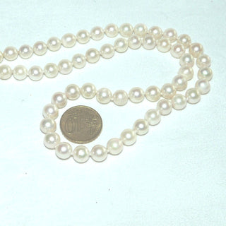 handgeknüpftes Einzelstück, Akoja-Perlenkette, weiß, leicht rosé, geknotet, rund geformt, schöner Glanz, Gesamtlänge 47 cm, 7,2 mm Durchmesser, Karabiner-Verschluß aus Silber, um 1980 -	Nur erhältlich im Onlineshop von Juwelier & Goldschmiede Danilo!