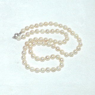 handgeknüpftes Einzelstück, Akoja-Perlenkette, zart creme-weiß, geknotet, rund, schöner Glanz, Gesamtlänge 49 cm, 6 mm - 6,5 mm Durchmesser, Federring-Verschluß aus Silber, um 1960 -	Unikate und Pretiosen nur erhältlich im Onlineshop der Goldschmiede Danilo!