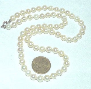 handgeknüpftes Einzelstück, Akoja-Perlenkette, zart creme-weiß, geknotet, rund, schöner Glanz, Gesamtlänge 49 cm, 6 mm - 6,5 mm Durchmesser, Federring-Verschluß aus Silber, um 1960 -	Unikate und Pretiosen nur erhältlich im Onlineshop der Goldschmiede Danilo!