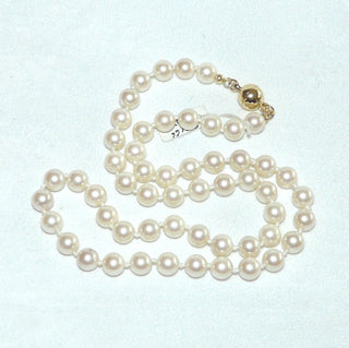 handgeknüpftes Einzelstück, Akoja-Perlenkette, zart creme-weiß, geknotet, rund, schöner Glanz, Gesamtlänge 42 cm, 6,6 mm - 6,7 mm Durchmesser, Magnet-Verschluß aus Gold-Doublé, um 1970 -	Vintage-Schmuck nur im Onlineshop von danilogold!