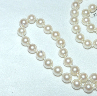 handgeknüpftes Einzelstück, Akoja-Perlenkette, zart creme-weiß, geknotet, rund, schöner Glanz, Gesamtlänge 42 cm, 6,6 mm - 6,7 mm Durchmesser, Magnet-Verschluß aus Gold-Doublé, um 1970 -	Vintage-Schmuck nur im Onlineshop von danilogold!