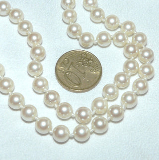 handgeknüpftes Einzelstück, Akoja-Perlenkette, zart creme-weiß, geknotet, rund, schöner Glanz, Gesamtlänge 42 cm, 6,6 mm - 6,7 mm Durchmesser, Magnet-Verschluß aus Gold-Doublé, um 1970 -	Vintage-Schmuck nur im Onlineshop von danilogold!