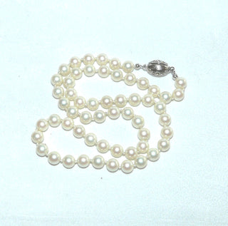 Einzelstück, Perlenkette, creme-weiß mit ganz zartgrünem Touch, geknotet, rund, feiner Glanz, Gesamtlänge 44,5 cm, 6,5-6,6 mm Durchmesser, Verschluß aus 835 Silber in Olivenform, um 1960 -	Vintage-Schmuck nur im Onlineshop von danilogold!