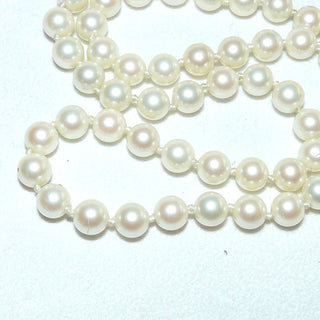 Einzelstück, Perlenkette, creme-weiß mit ganz zartgrünem Touch, geknotet, rund, feiner Glanz, Gesamtlänge 44,5 cm, 6,5-6,6 mm Durchmesser, Verschluß aus 835 Silber in Olivenform, um 1960 -	Vintage-Schmuck nur im Onlineshop von danilogold!