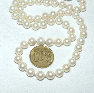 Einzelstück, Perlenkette, creme-weiß mit ganz zartgrünem Touch, geknotet, rund, feiner Glanz, Gesamtlänge 44,5 cm, 6,5-6,6 mm Durchmesser, Verschluß aus 835 Silber in Olivenform, um 1960 -	Vintage-Schmuck nur im Onlineshop von danilogold!