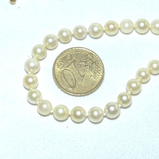 Einzelstück, japanische Vintage-Akoja-Zuchtperlenkette in champagner-gold, geknotet, rund, schöner Glanz, Gesamtlänge 41 cm, 5,7-5,9 mm Durchmesser, Verschluß Gold-Doublé, um 1950 - Vintage-Schmuck nur im Onlineshop von danilogold!