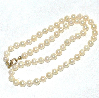 Einzelstück, japanische Vintage-Akoja-Zuchtperlenkette in champagner-gold, geknotet, rund, schöner Glanz, Gesamtlänge 41 cm, 5,7-5,9 mm Durchmesser, Verschluß Gold-Doublé, um 1950 - Vintage-Schmuck nur im Onlineshop von danilogold!
